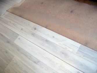 Как стелить ламинат на деревянный неровный пол?