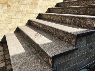 Чем покрыть бетонную лестницу на улице?