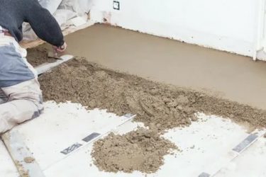 Выравнивание пола цементно песчаным раствором