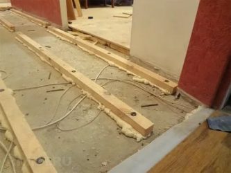 Как правильно положить лаги на бетонный пол?