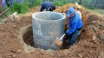 Как самому выкопать колодец с бетонными кольцами?