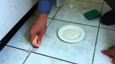 Чем отбелить кафельную плитку на полу?