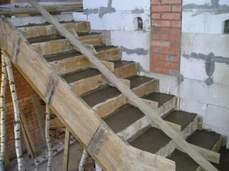 Монтаж лестницы из бетонных ступеней