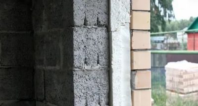 Стена из керамзитобетонных блоков в пол блока