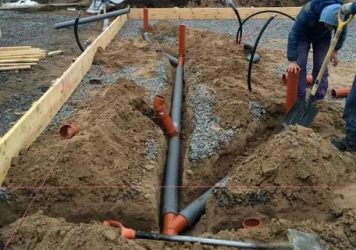Как проложить канализационную трубу под фундаментом?