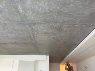 Чем покрыть бетонный потолок в квартире?