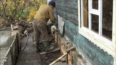 Как укрепить фундамент старого деревянного дома?