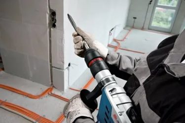 Как штробить бетонную стену под проводку перфоратором?