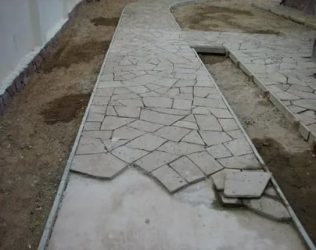 Укладка плитняка на бетонное основание
