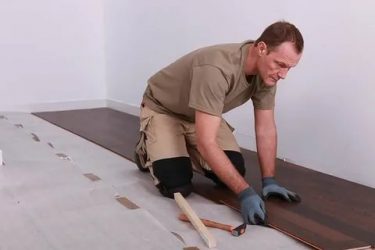 Как ложится ламинат на бетонный пол пошагово?