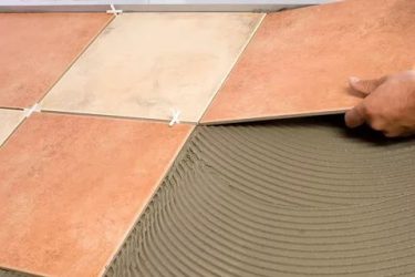 Как положить керамогранитную плитку на бетонный пол?