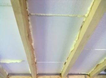 Утепление потолка в деревянном доме пенопластом