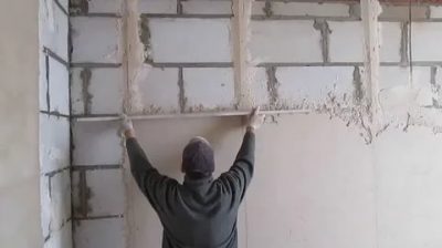 Каким раствором штукатурить стены внутри дома?