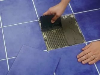 Как приклеить отошедшую плитку на полу?