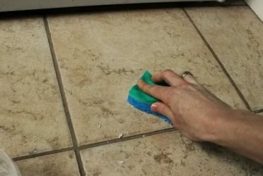 Чем оттереть грунтовку с плитки на полу?
