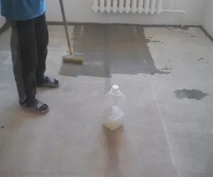 Как наносить жидкое стекло на бетонный пол?