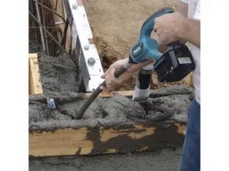 Нужно ли вибрировать бетон при заливке фундамента?