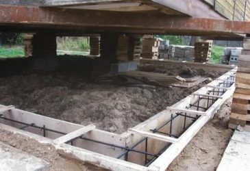 Как поднять кирпичный дом и залить фундамент?