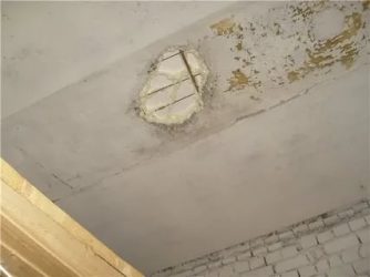 Как заделать дыру в потолке из бетона?