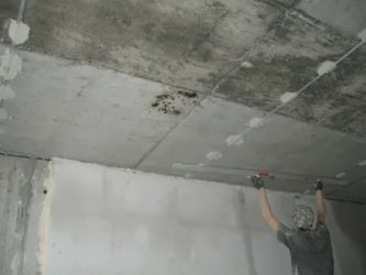 Как подготовить бетонный потолок под покраску?