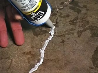 Как заделать мелкие трещины в бетоне?