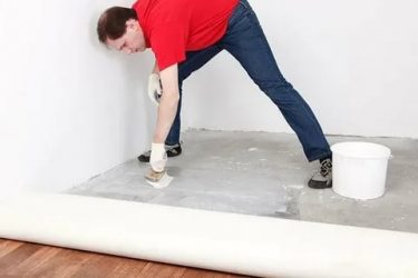 Надо ли приклеивать линолеум к бетонному полу?