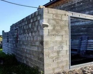 Как построить гараж из керамзитобетонных блоков?