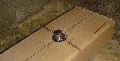 Как прикрепить деревянный брус к бетонному полу?