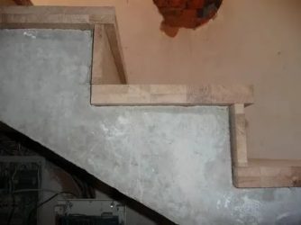 Установка деревянных ступеней на бетонную лестницу