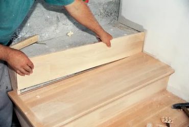 Как закрепить деревянные ступени на бетонную лестницу?