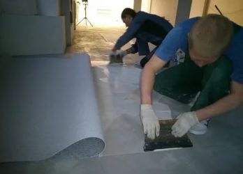 Как снять линолеум приклеенный к бетонному полу?