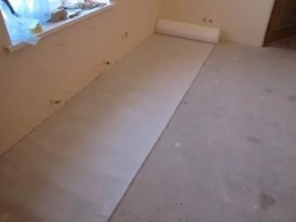 Что кладут под линолеум на бетонный пол?