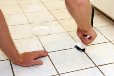 Как почистить кафельную плитку на полу?