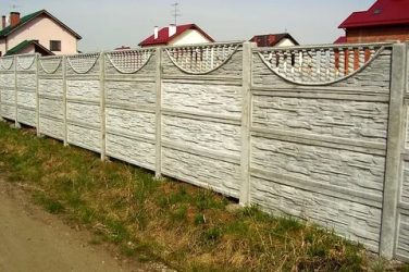 Забор из декоративных бетонных панелей
