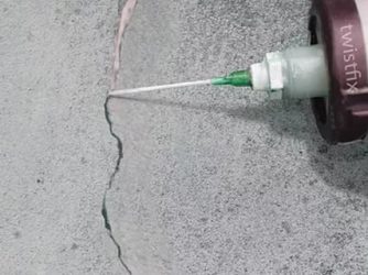 Как заделать мелкие трещины в бетоне?
