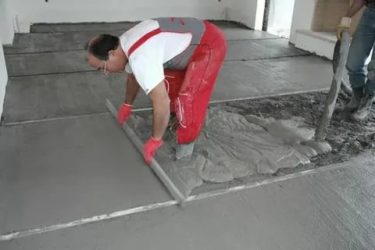 Как выровнять пол после заливки бетоном?