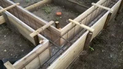 Как построить опалубку для ленточного фундамента?