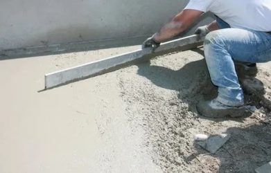Чем выровнять бетонный пол на улице?