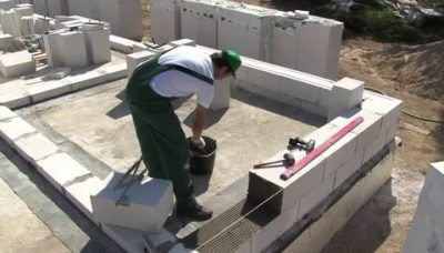 Как кладут пеноблоки при строительстве?