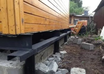 Реставрация фундамента деревянного дома винтовыми сваями