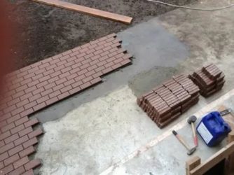 Как укладывать брусчатку на бетонное основание?