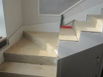 Установка деревянных ступеней на бетонную лестницу