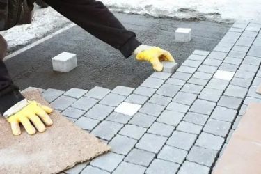 Как класть тротуарную плитку на бетон?