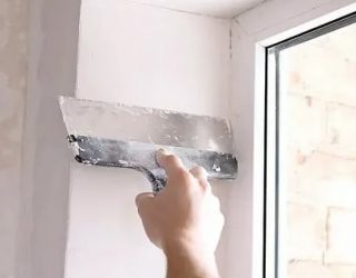 Каким раствором штукатурить откосы на окнах внутри?