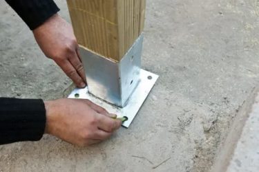 Как закрепить деревянный столб на бетоне?