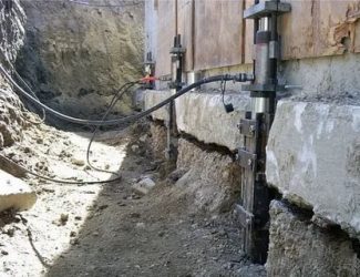 Как укрепить фундамент если близко грунтовые воды?