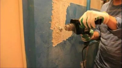 Как снять старую краску с бетонной стены?