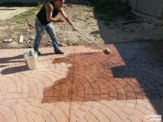 Чем покрасить тротуарную плитку из бетона?