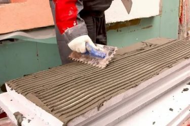 Чем клеить экструдированный пенополистирол к бетону?