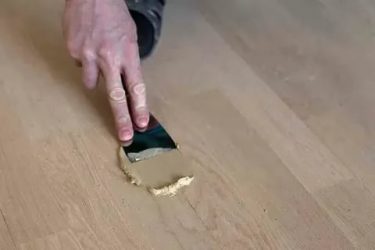 Как заделать трещину в ламинате на полу?